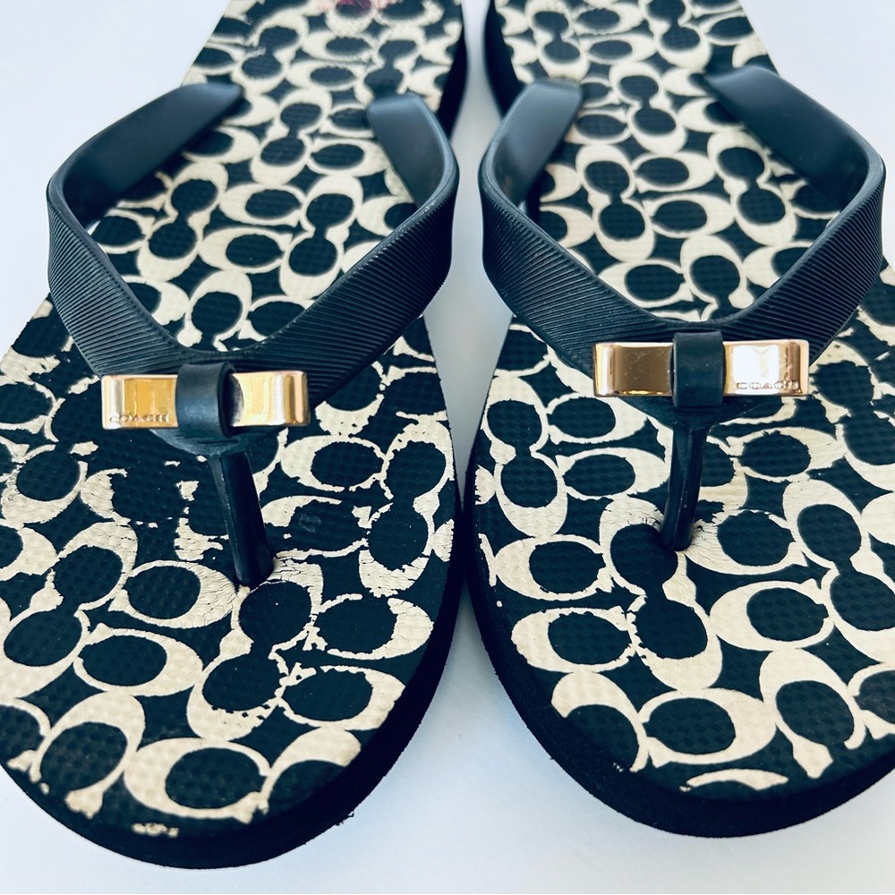 COACH Black and Cream Flip Flip Thongs Gold Coach labeled Bow Size 7-8 Sandals